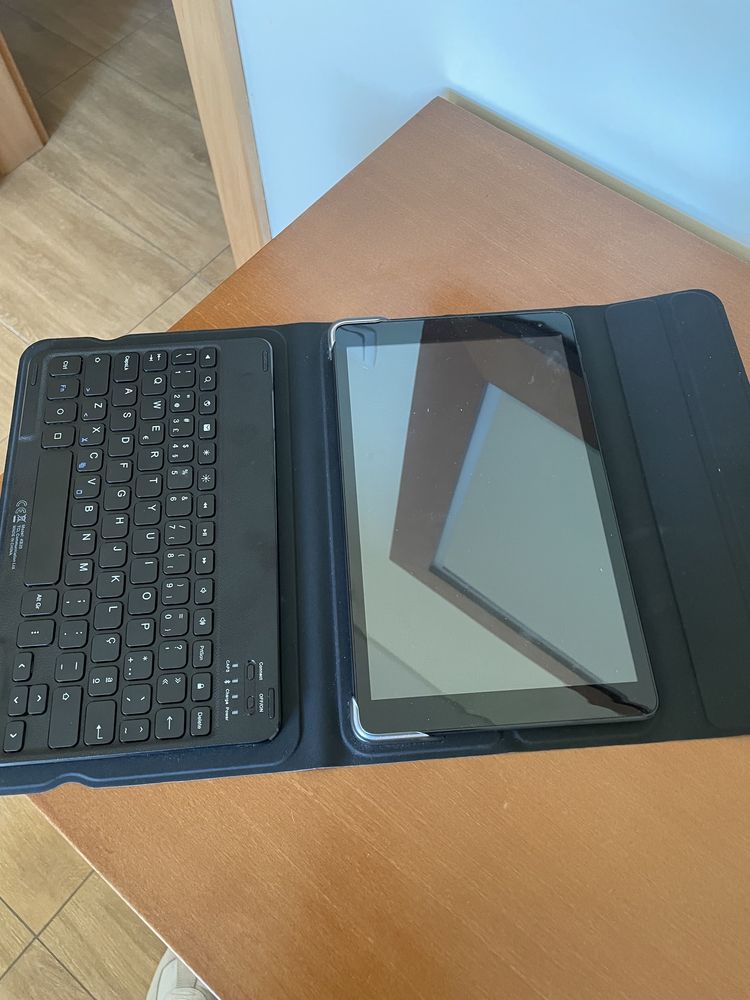 Tablet Alcatel com capa e teclado Bluetooth