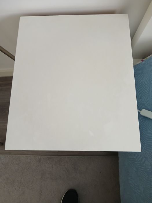 Cama com colchão, cómoda e mesa de cabeceira