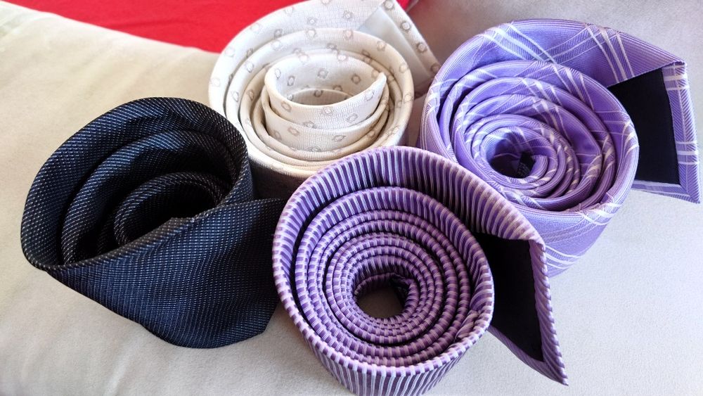 Zestaw 4 eleganckich krawatów nowe