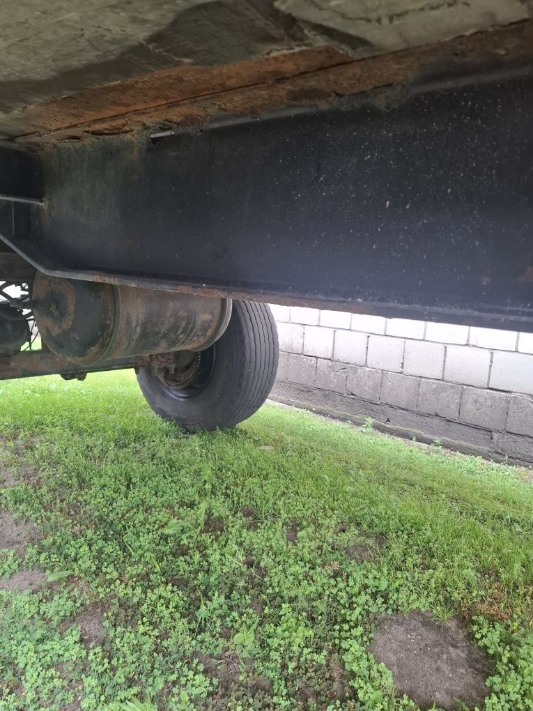 Przyczepa rolnicza. Platforma do bel. Długość 7.3 m.
