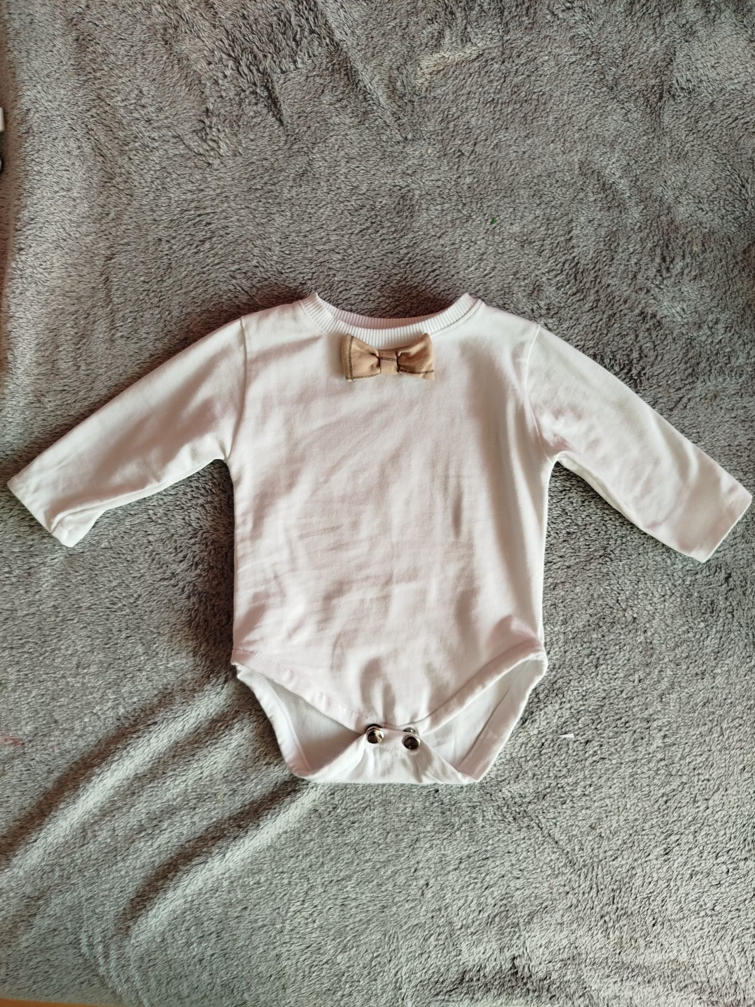 Komplet na chrzest, body z muszką i eleganckie spodnie