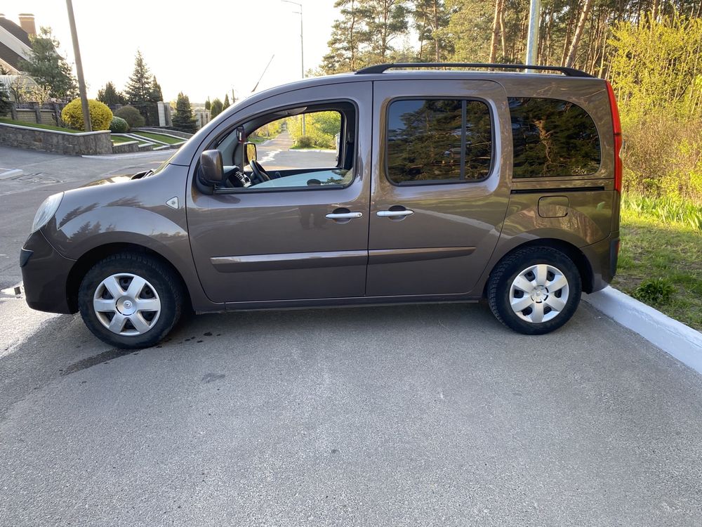 Renault Kangoo 2011 г. Пассажир газ/бензин