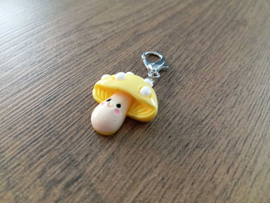 Brelok, zawieszka z żółtym grzybkiem