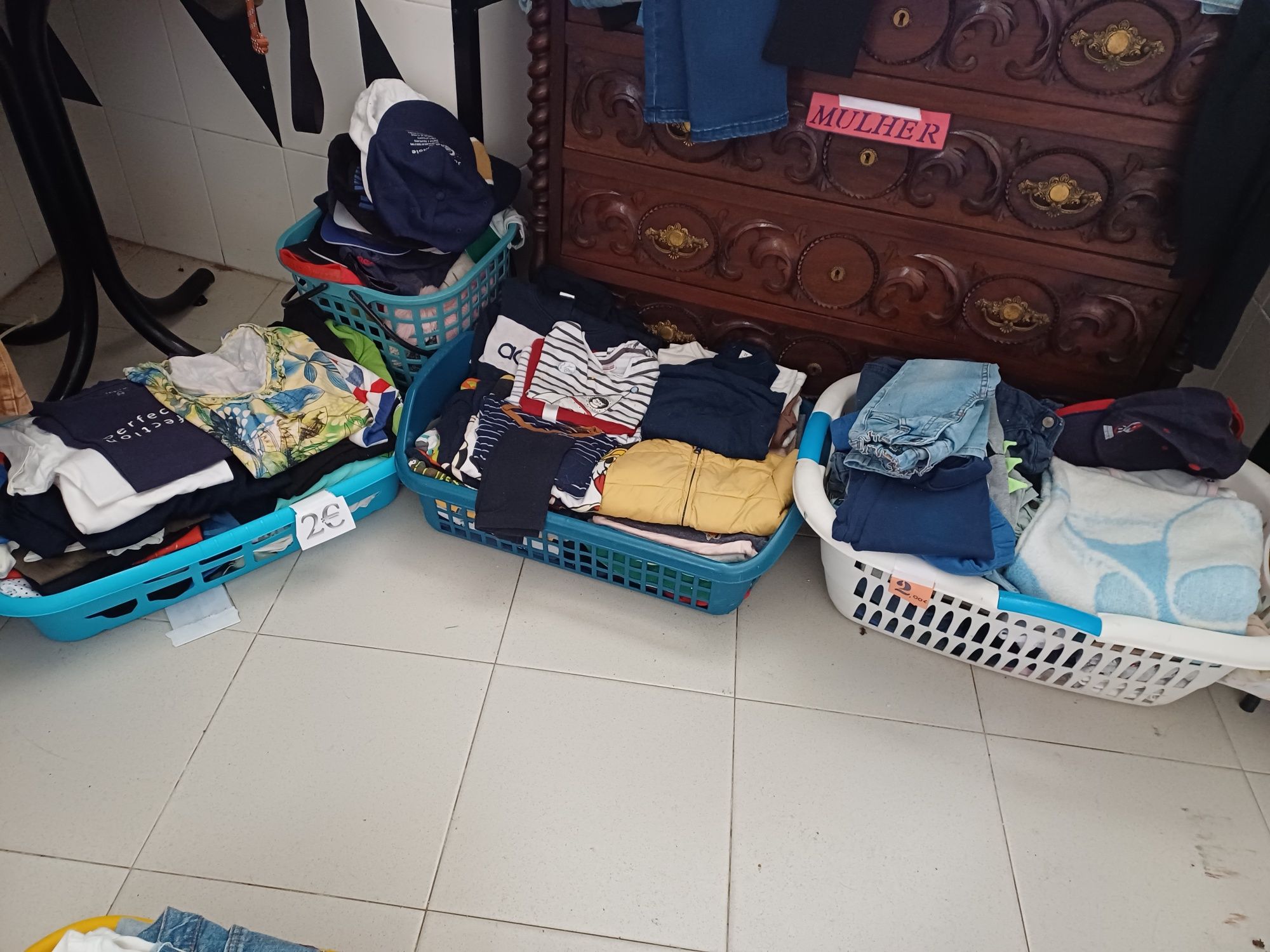 Roupa sapatos louça 2 mão