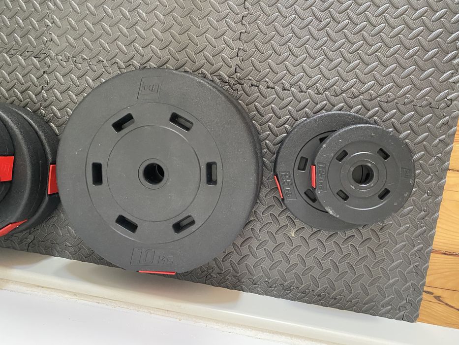 Idealny zestaw do treningu w domu — ławka, sztanga, obciążenia