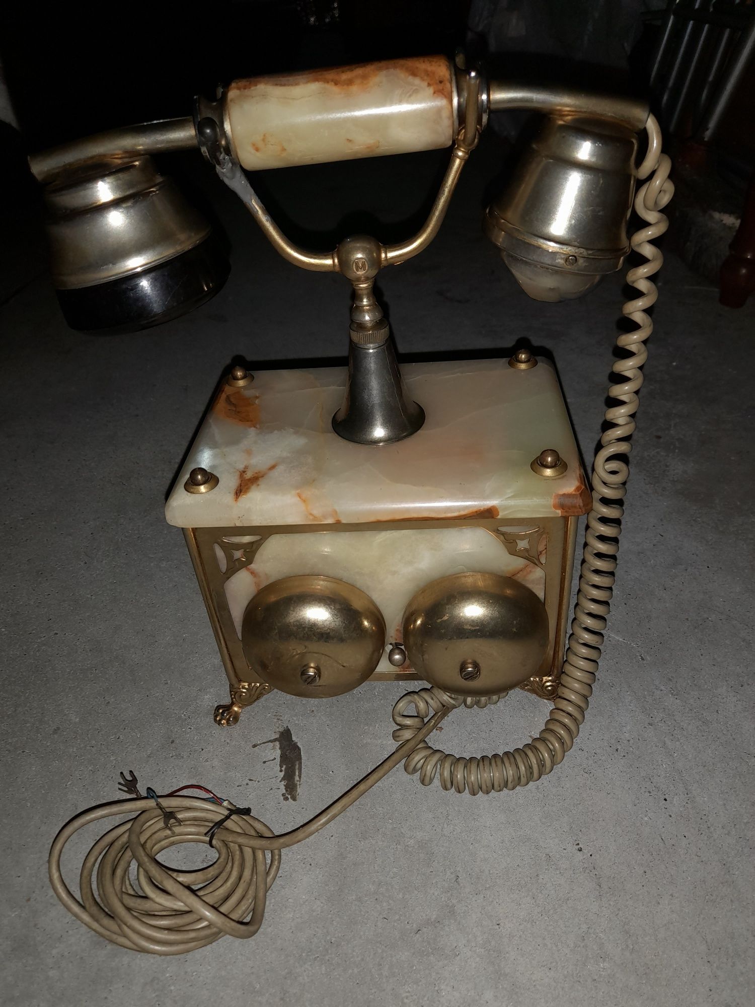 Telefone antigo em mármore