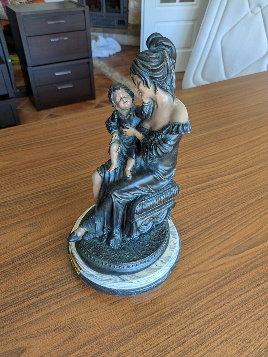 Estátua decorativa mãe e um filho