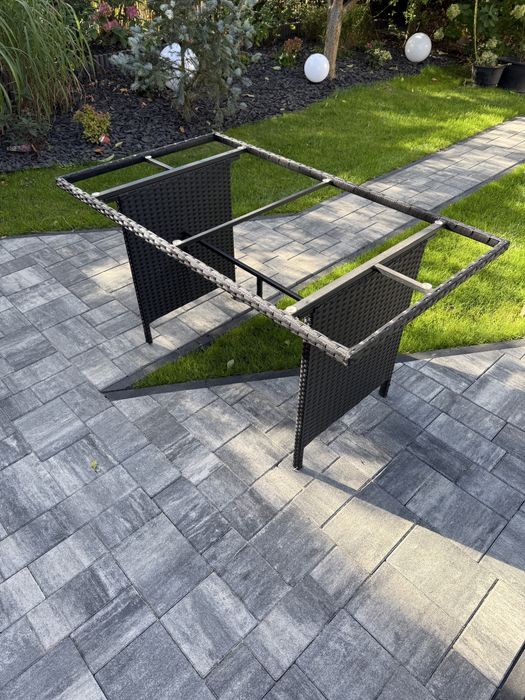 Stół ogrodowy bez szkła.