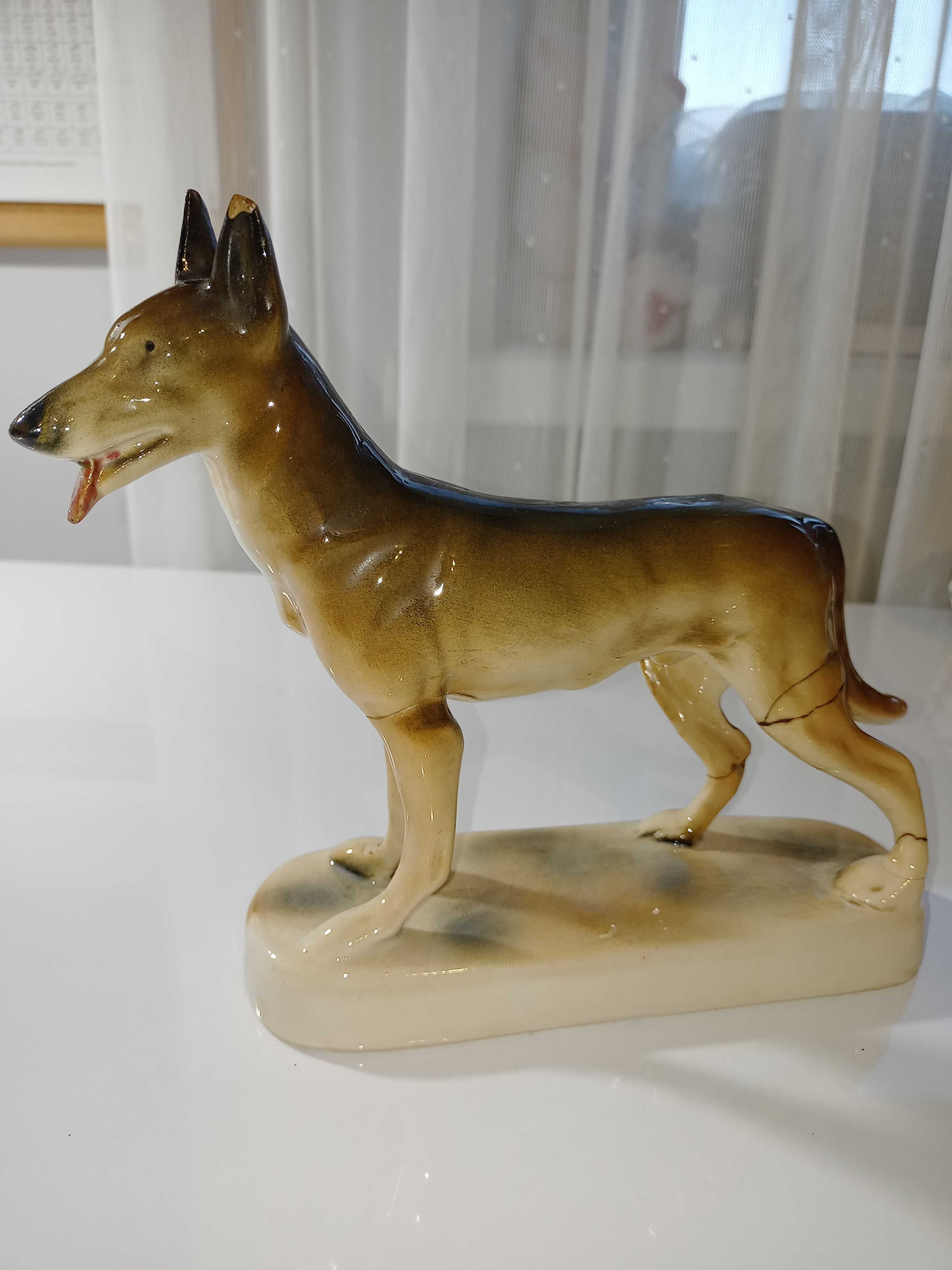 Pies wilczur z chodzieskich zakładów porcelany i porceliu