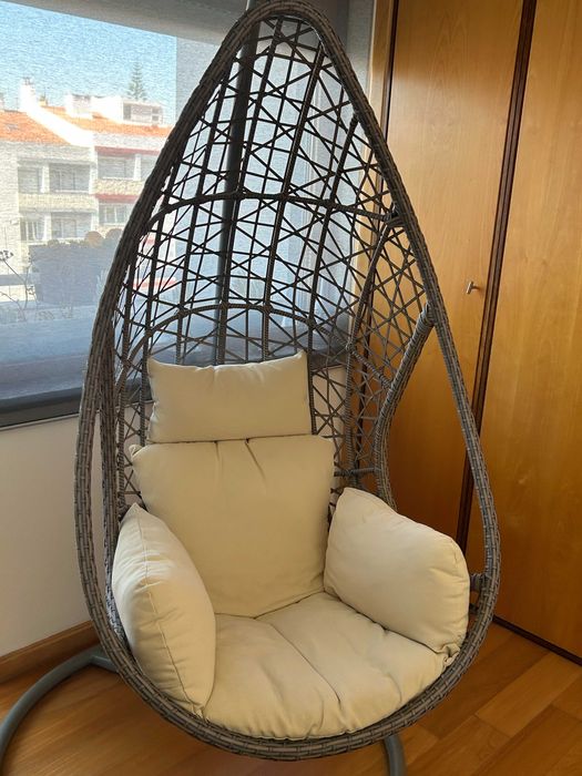 Cadeira de balanço com base e almofada
