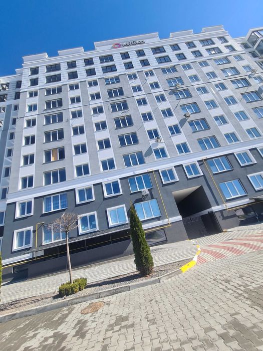 Велика світла двокімнатна квартира