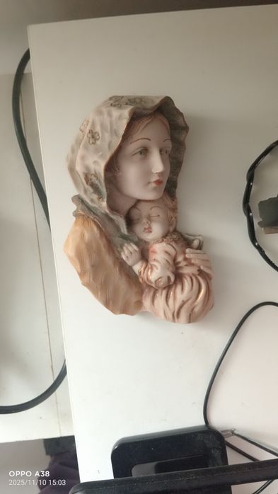 Estatueta religiosa de mãe e filho.