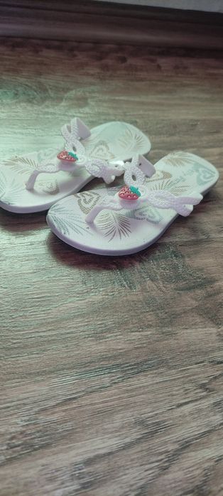 Шльопанці білііі