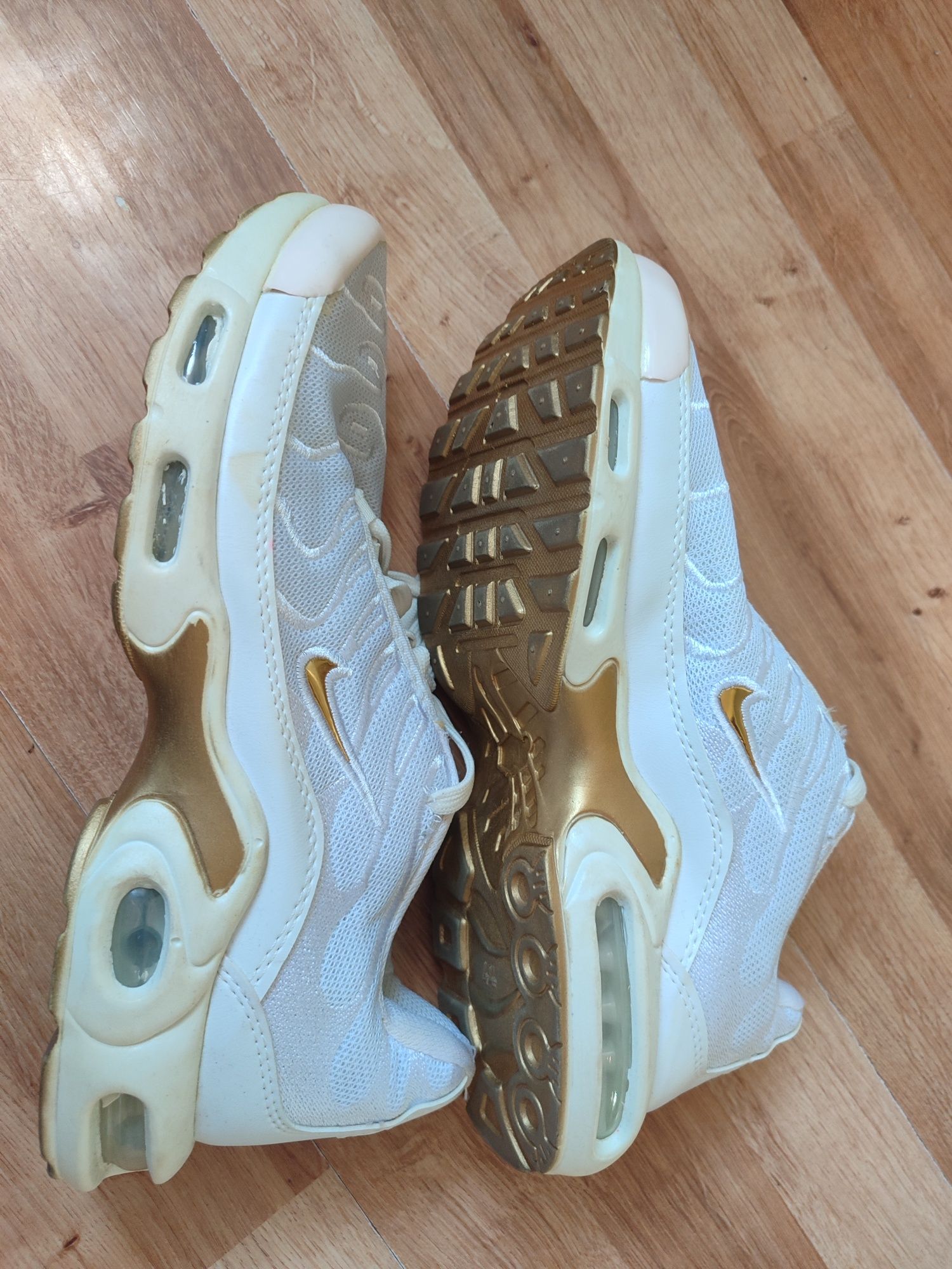 Buty męskie sportowe z wadami widocznymi na zdjęciach