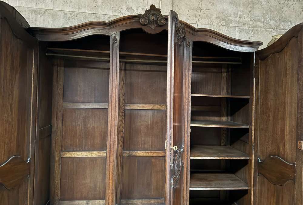 Rzeźbiona dębowa szafa w stylu Ludwika
