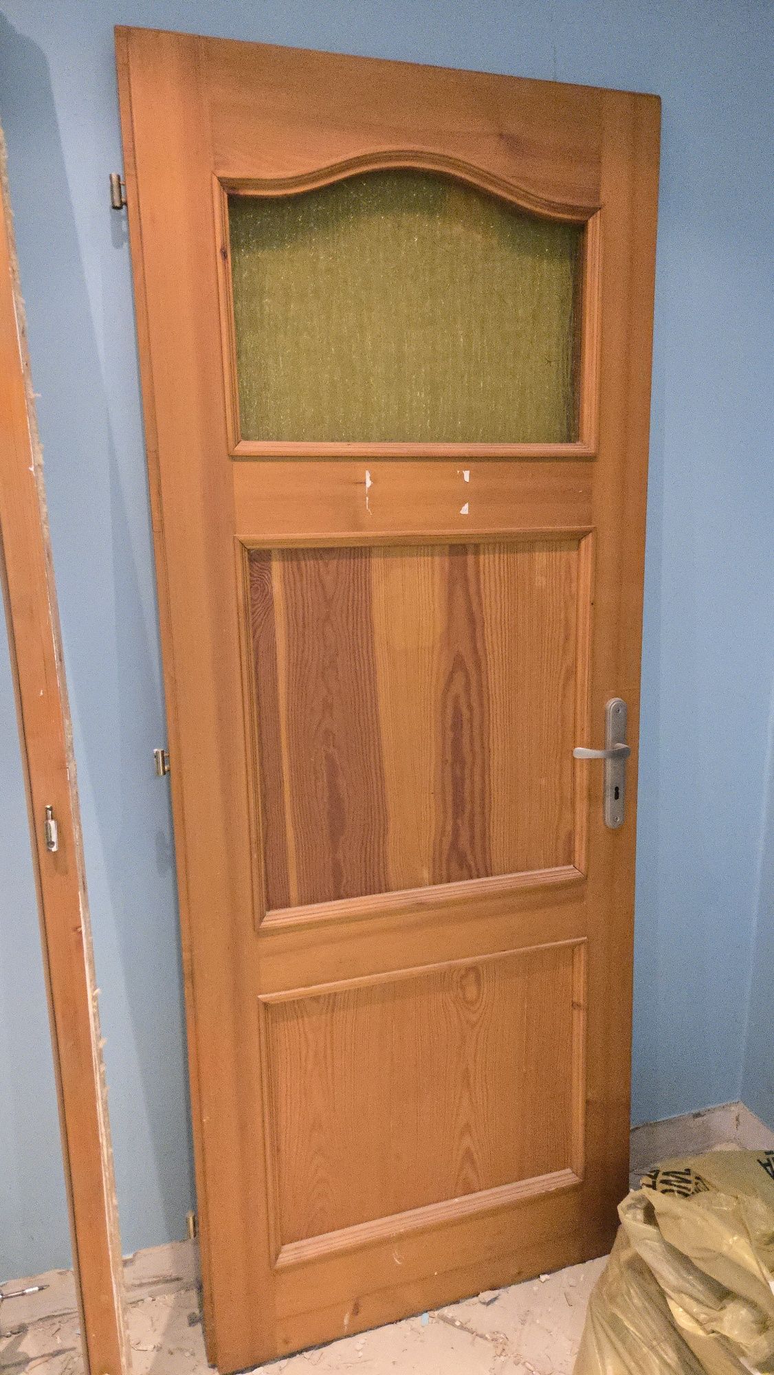 Drzwi drewniane z ościeżnicą z demontażu 900x2100
