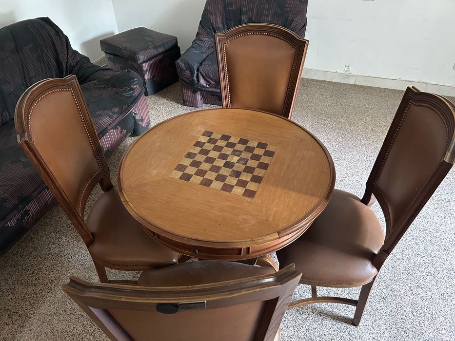 Conjunto de mesa e 4 cadeiras