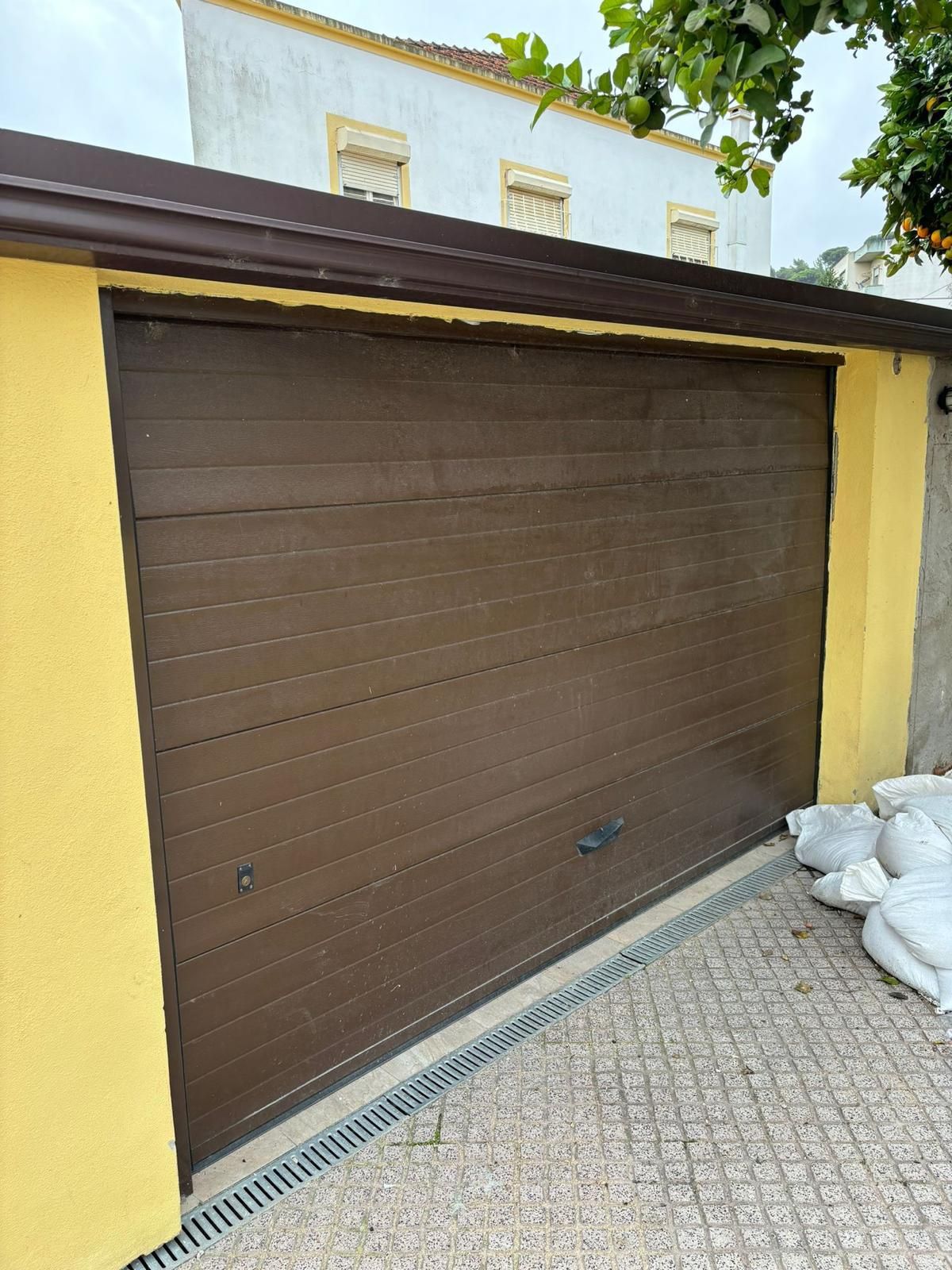Portão de garagem.