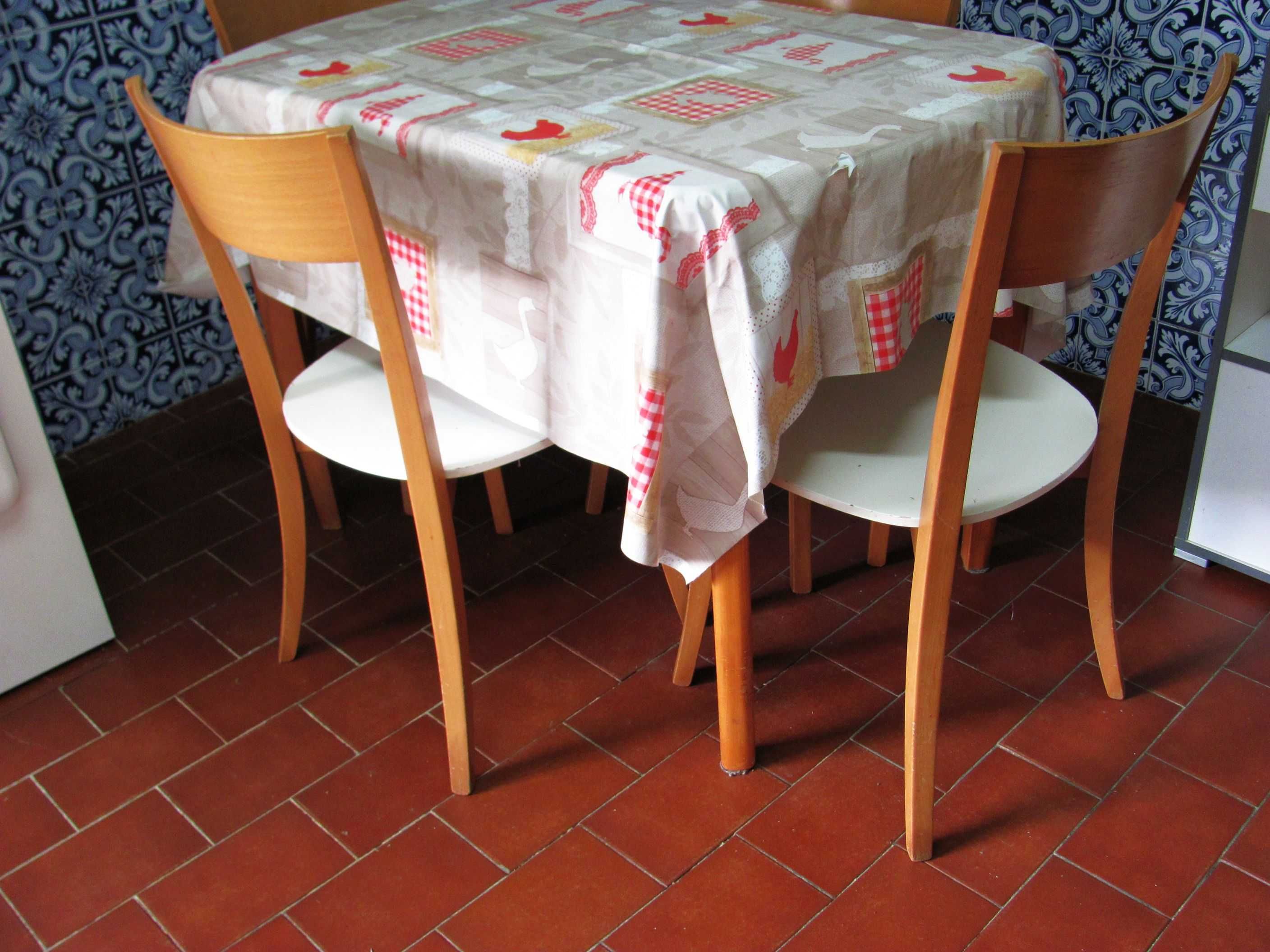 Mesa de cozinha com 4 cadeiras