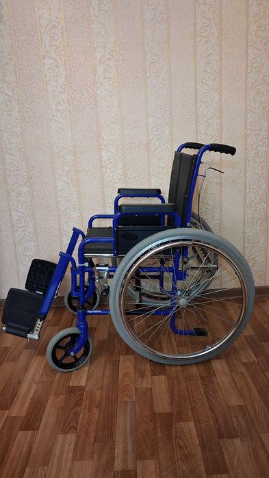 Продам  складную инвалидную коляску INVACARE.