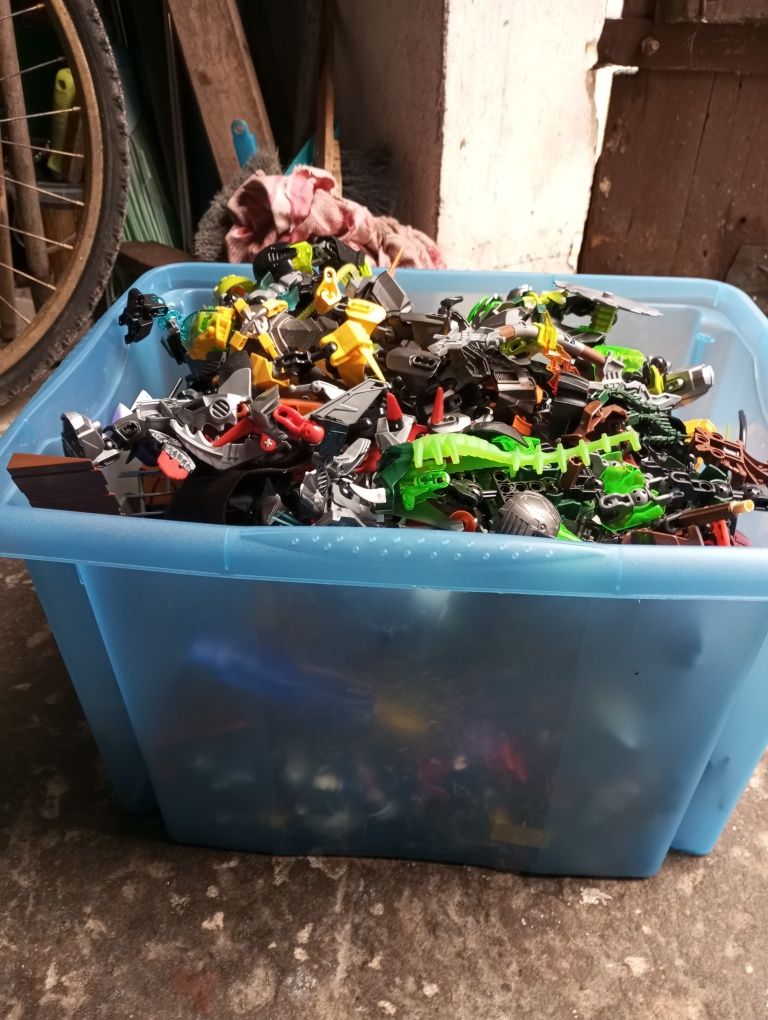 Mix figurek Bionicle i Playmobil