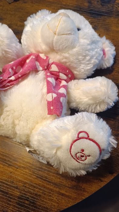 Pluszowy miś w szaliku w serduszka