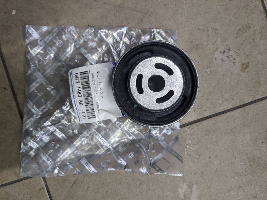 Сайлентблоки переднього важеля Dodge Journey