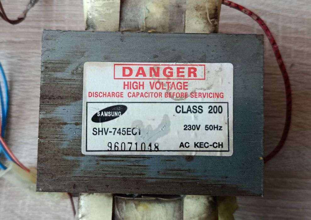 Transformator z mikrofalówki Samsung wraz z konesatorem rozruchowym.