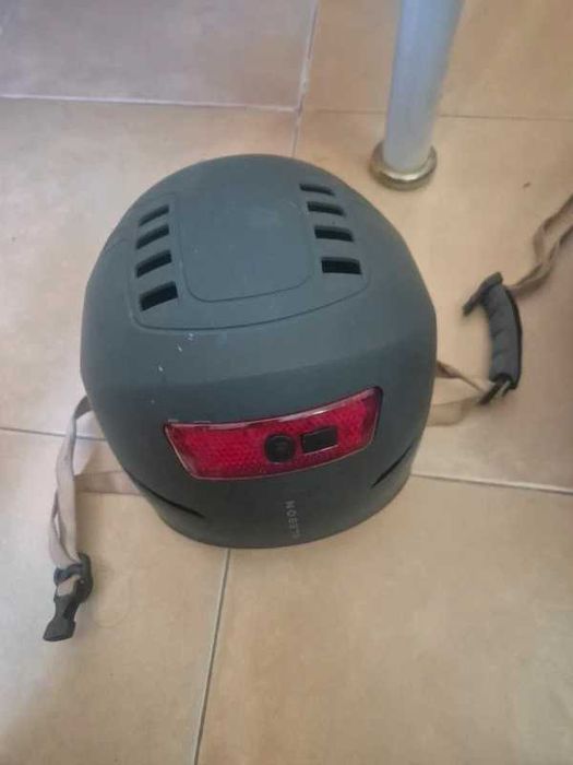 Capacete c/ Luz LED Traseira