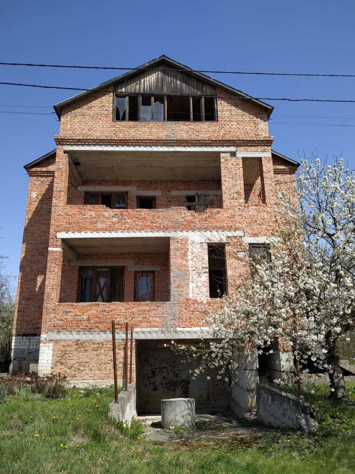 Продається приватний будинок в 10 хвилинах від центру міста.