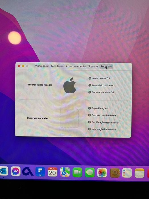 Computador com monitor, teclado  da APPLE, descrições em cada ecrã