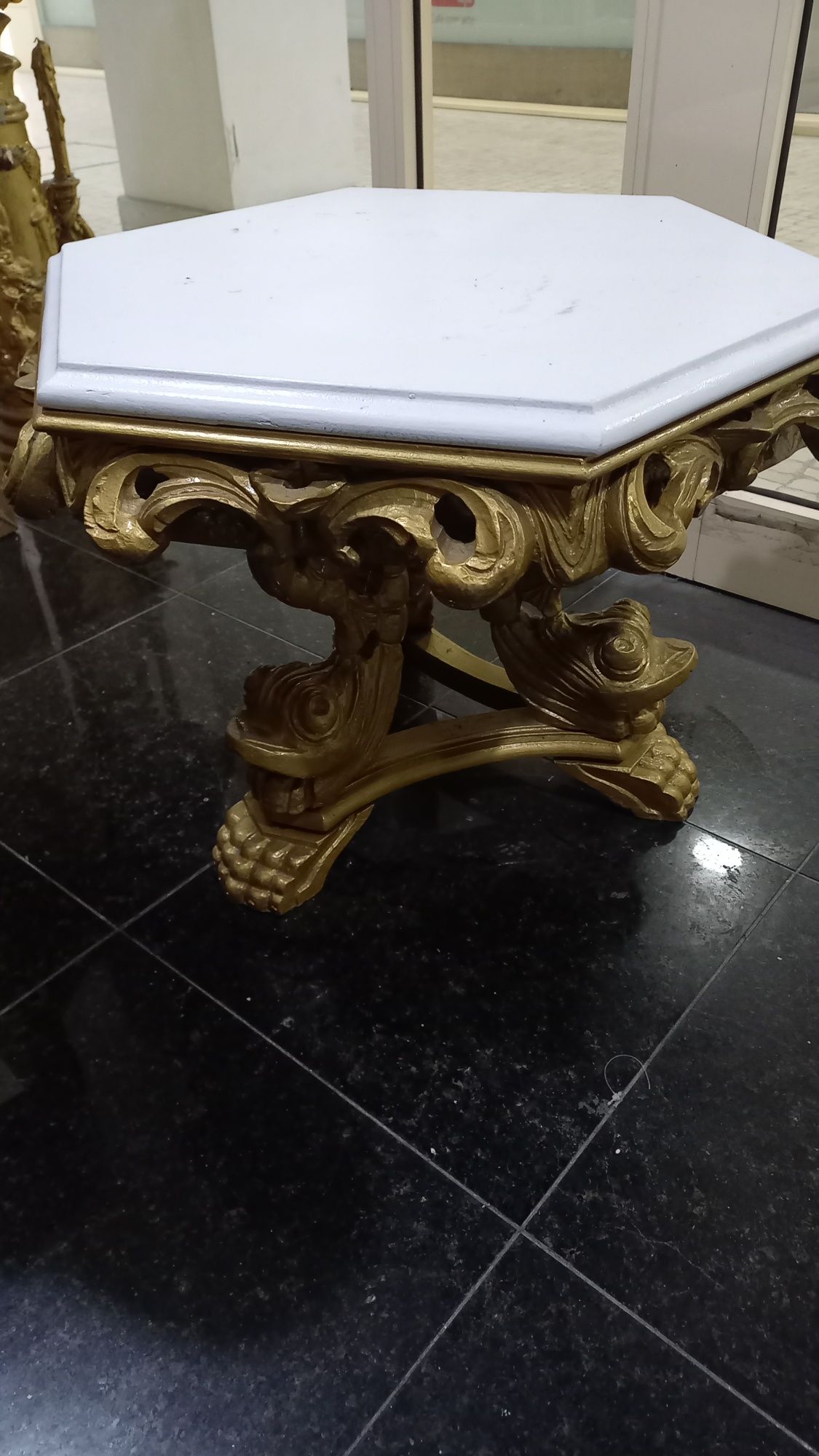 Mesa de apoio decorativa dourada