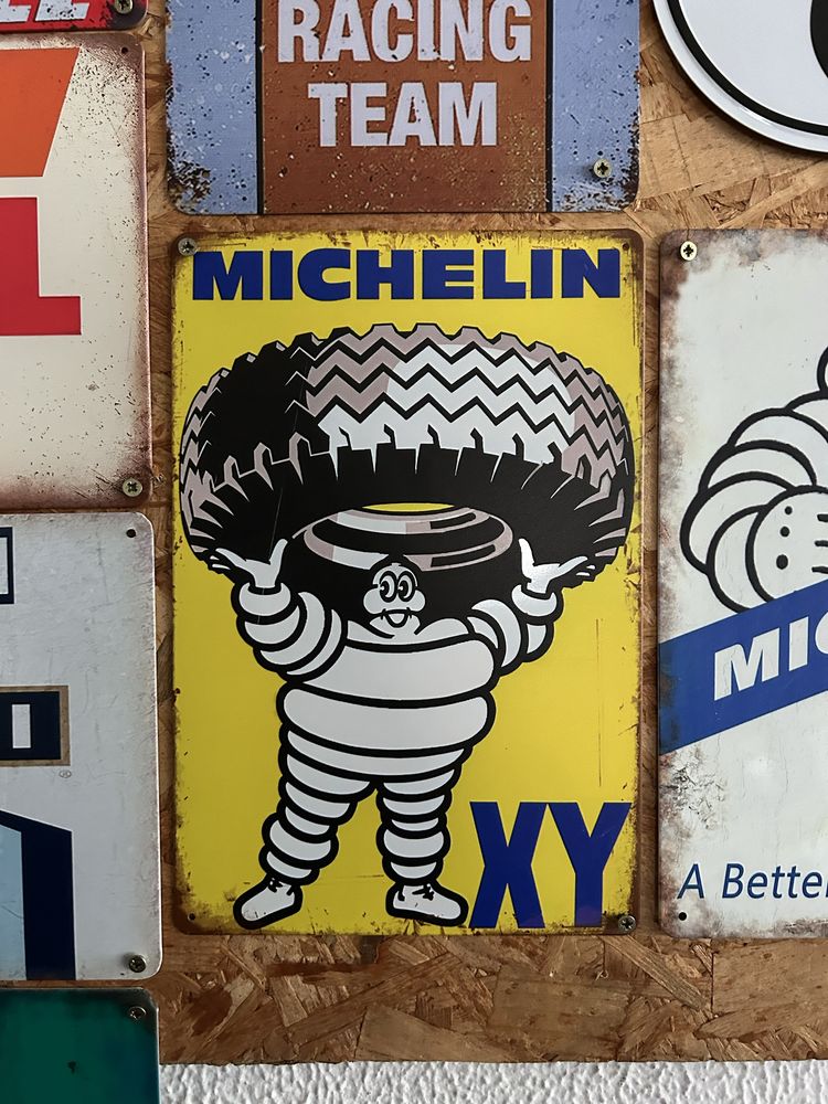 Mascote, carrinho e michelin