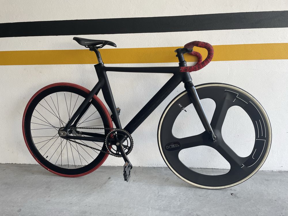 Bicicleta fixie (fixedgear/contra-pedal), com roda carbono HED 3 preta