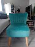 niebieska sofa z podnóżkiem
