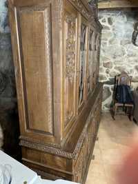 Armário antigo com parte inferior e superior com 5 portas