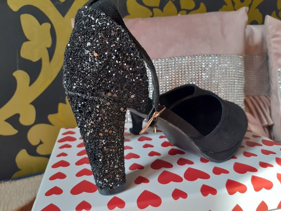 Nowe czarne buty z efektownym obcasem rozmiar 40