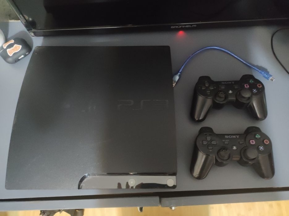 Продам PlayStation 3 2 джойстика и один шнур и два шнура подключение..