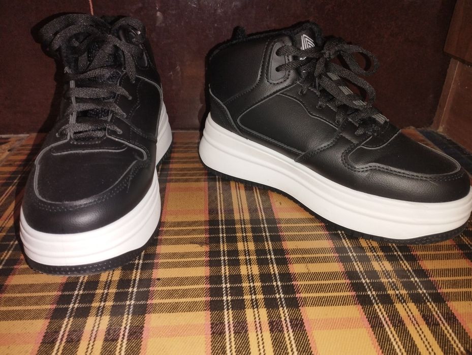 Продам женские,теплые ботинки - кросовки 36размер