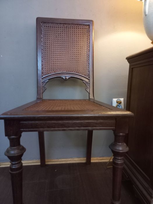 Piękna 100 letnia komoda w komplecie z pięknym 100 letnim krzesłem-