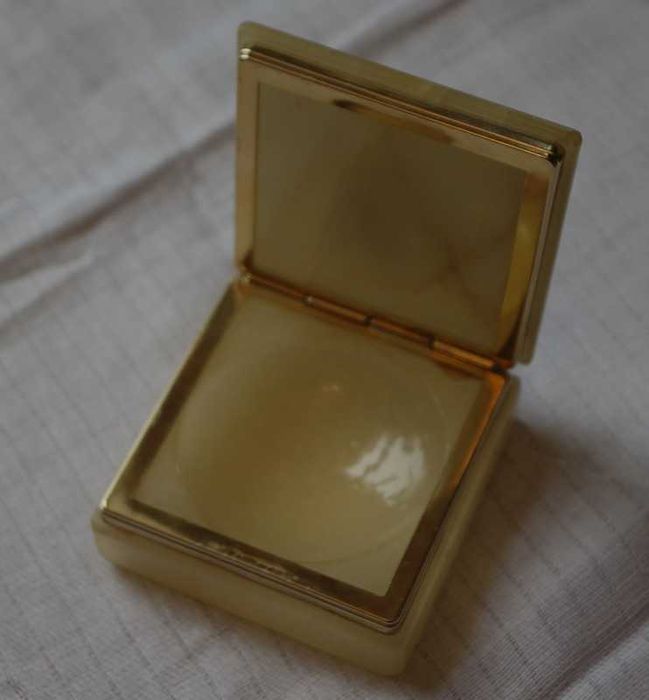 Puzderko z onyksu z brązowymi elementami, około 50 lata XX w