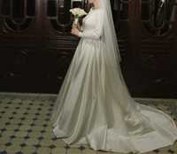 Весільна сукня кольору айворі зі шлейфом