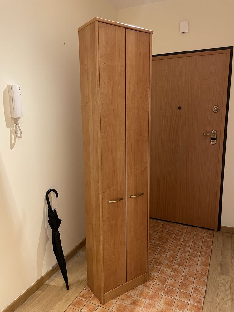 Regał drewniany szafa zamykana z półkami