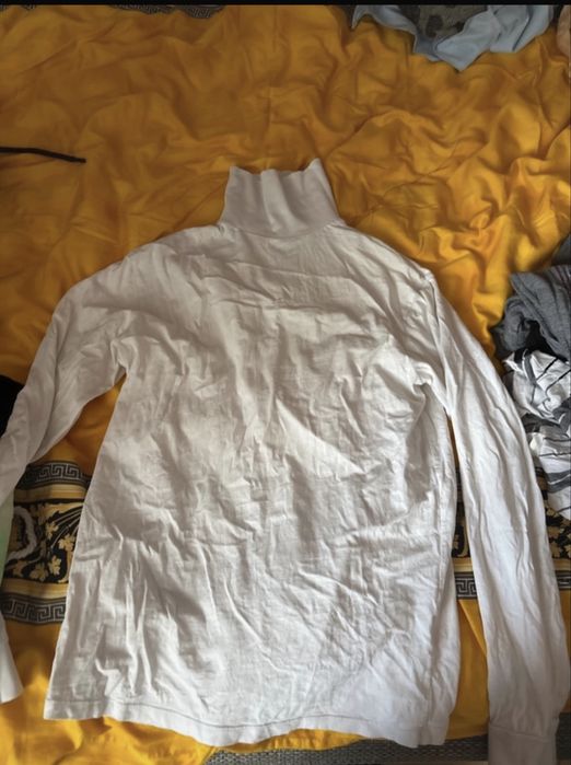 Biały longsleeve z kolnierzykiem