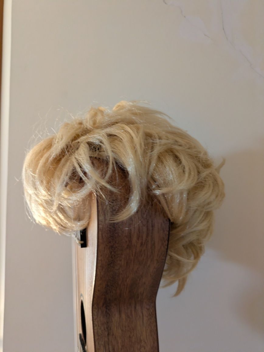 Blond peruka, krótkie włosy