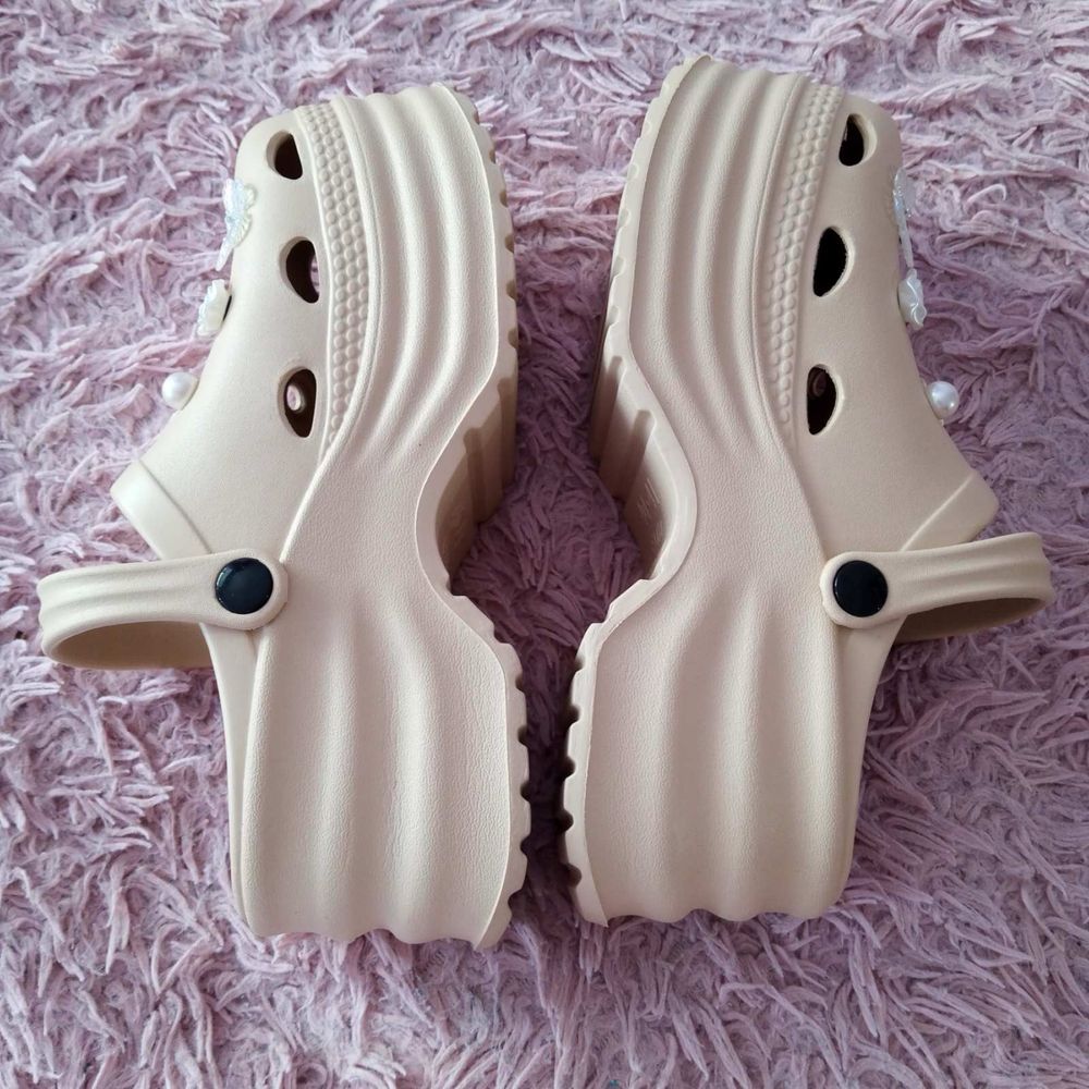 Crocs з фігурками на високій платформі