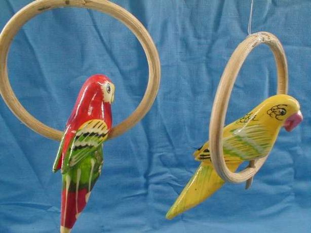 Argola com papagaio de madeira 15x9cm