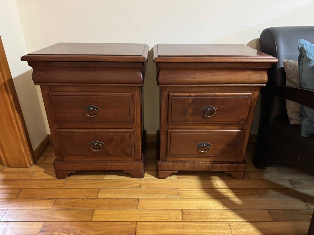 Mesas de Cabeceira - Mogno maciço (130€/cada)