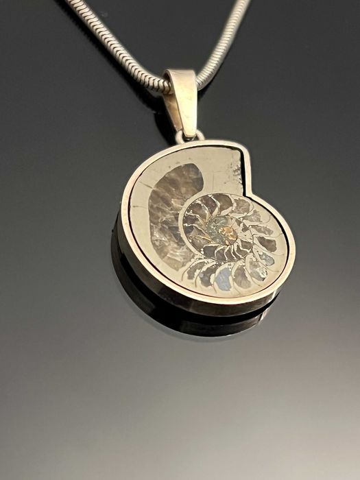 Srebro - Srebrna przywieszka z amonitem - Art Deco z około 1930 roku