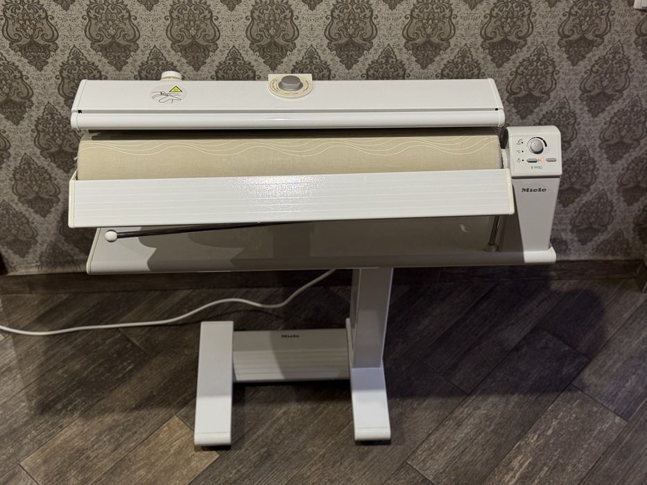 Miele 995D – професійний прасувальний каток.